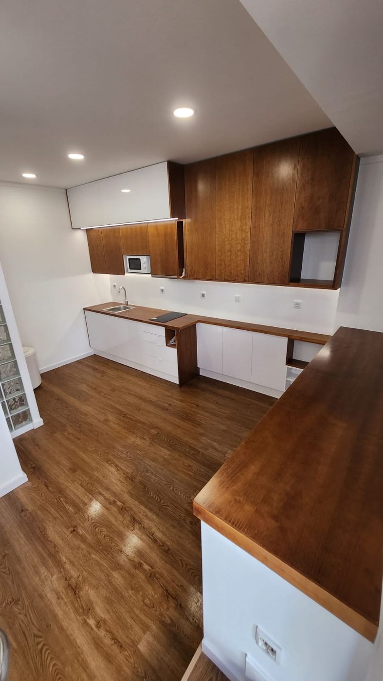 Kitchenette nova com móveis em madeira e chão flutuante