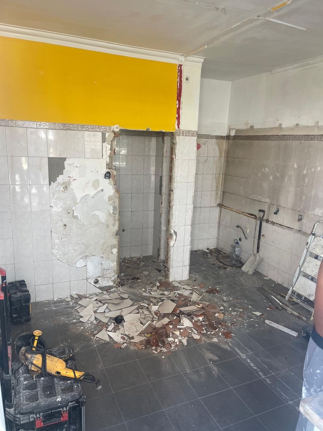 Demolição dos azulejos antigos durante a obra