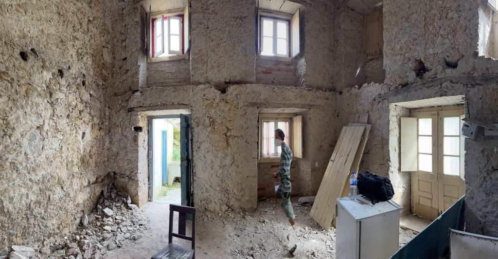 Interior de uma casa antiga em pedra antes da reconstrução