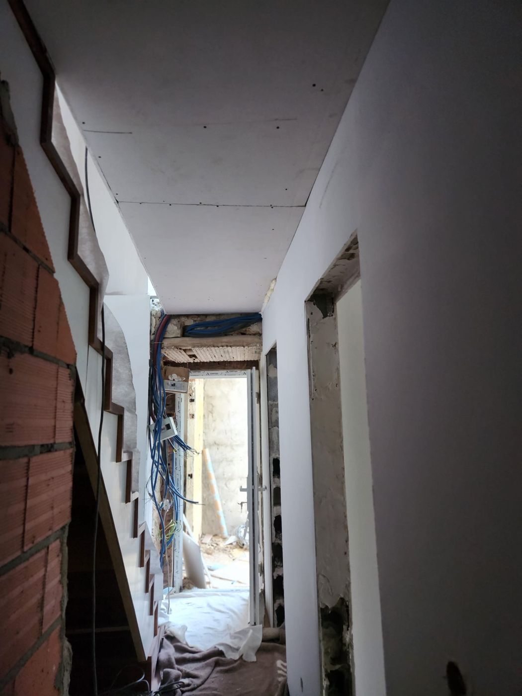 Corredor em obra com paredes novas