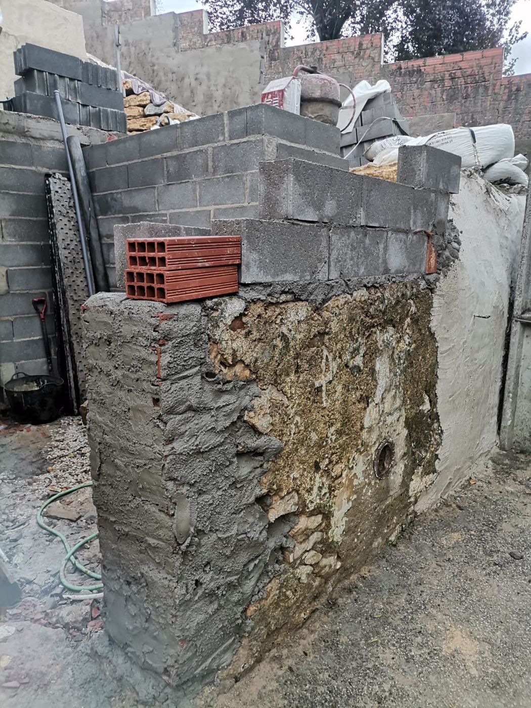 Muro antigo a ser reconstruído com blocos