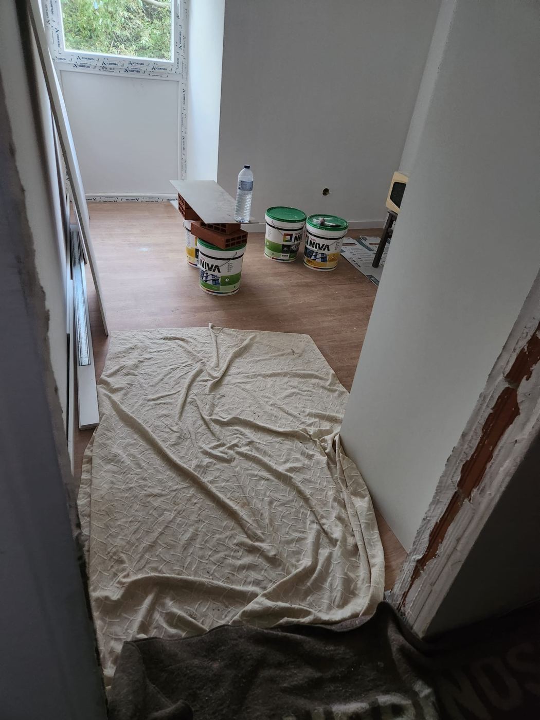 Quarto com pavimento novo e paredes pintadas